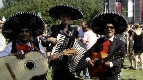 Gitaar spelen op kinderfeest