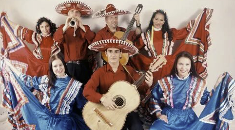 Kinderen leren om traditionele Mexicaanse papierbloemen te maken